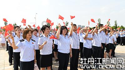 可爱小猫向上跳